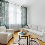 Spacious By Bookinghost Daire *