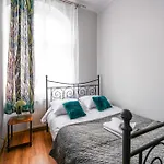Spacious By Bookinghost Daire *