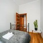 Spacious By Bookinghost Daire *